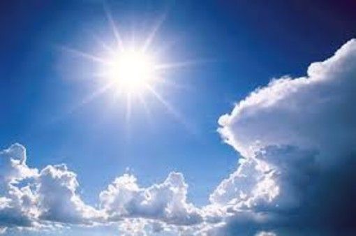 sole nel cielo con nuvole bianche