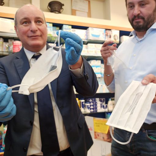 Collegno e Grugliasco, i cittadini sordi ringraziano i sindaci per le mascherine trasparenti