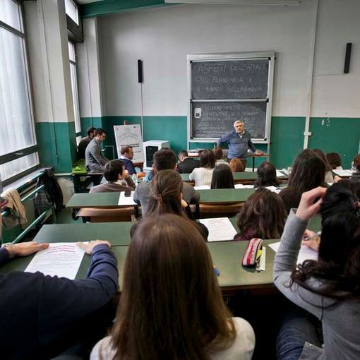 insegnanti e studenti in classe