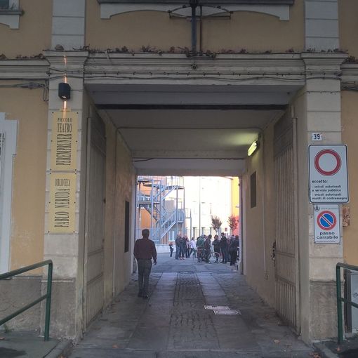 Grugliasco, la sicurezza va in scena: un nuovo defibrillatore nel cortile del teatro Perempruner