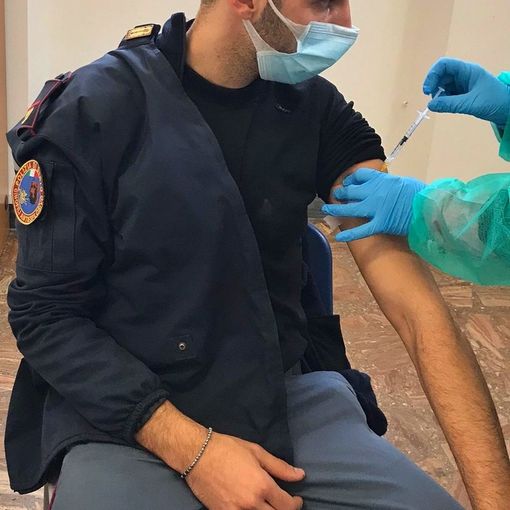 Un poliziotto si sottopone al vaccino Astrazeneca