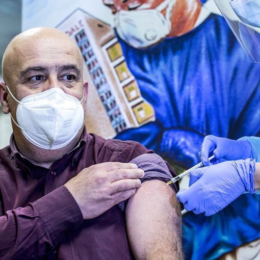 Uomo sottoposto a vaccinazione anti Covid