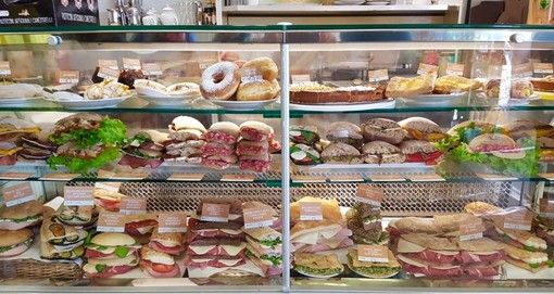 Brutte notizie per i torinesi che vanno in ferie, 8 euro il costo medio di un panino in Autogrill