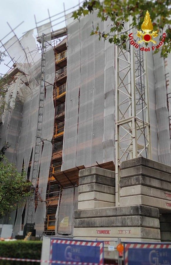 Rivoli, crolla un ponteggio: tre operai in gravi condizioni