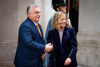Migranti, hotspot Albania in stand by. Orban a Meloni: &quot;Modello apripista&quot;