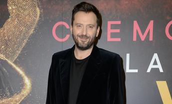 Cesare Cremonini 'cupido', prova a far tornare insieme due fan - Video