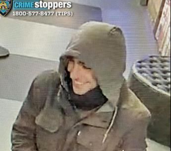 Omicidio Brian Thompson, polizia di New York pubblica foto presunto killer a volto scoperto