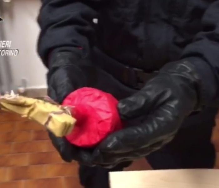 Sequestro di petardi e botti illegali mostrati dai carabinieri