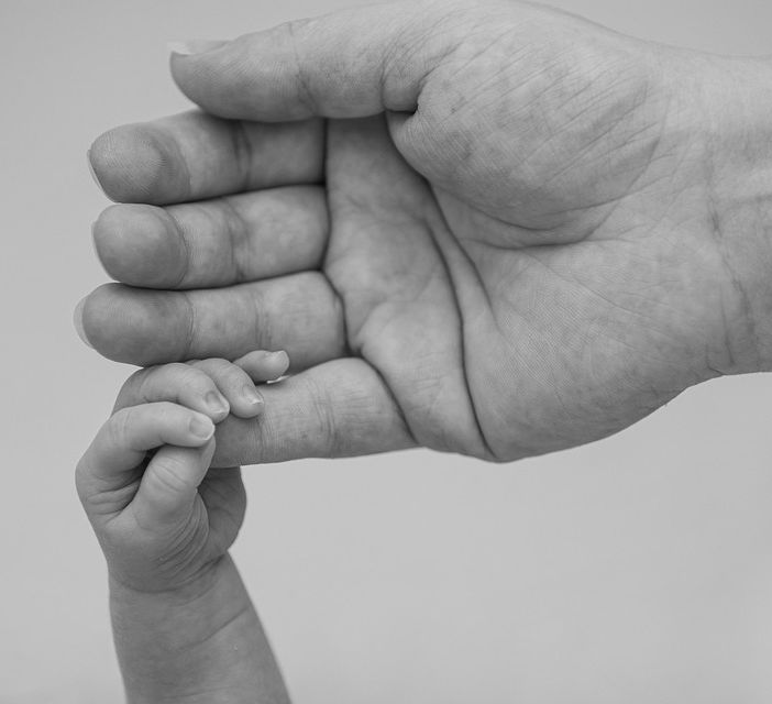 Salute mentale e maternità: l’Asl To3 raccoglie le storie delle donne
