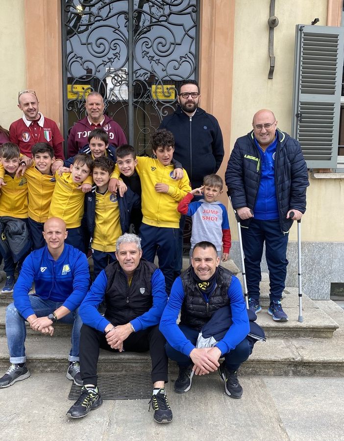 schieramento di giovani calciatori sulle scale del museo del Toro