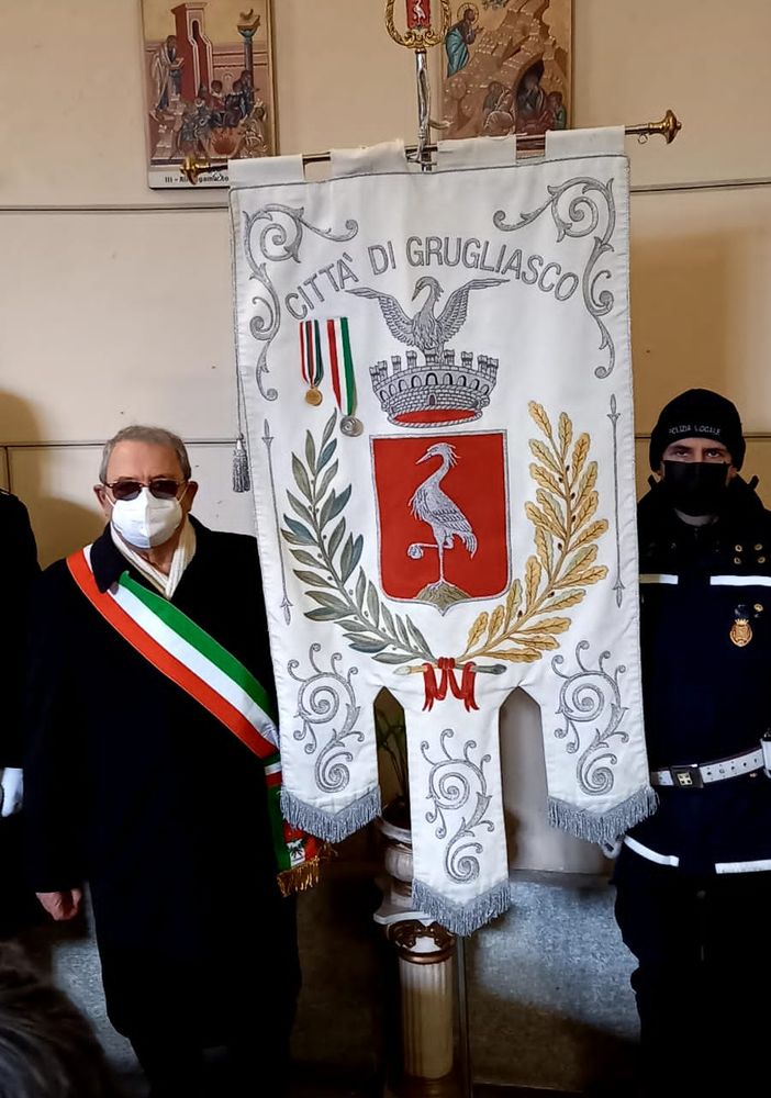 Stendardo della città di Grugliasco a una commemorazione funebre