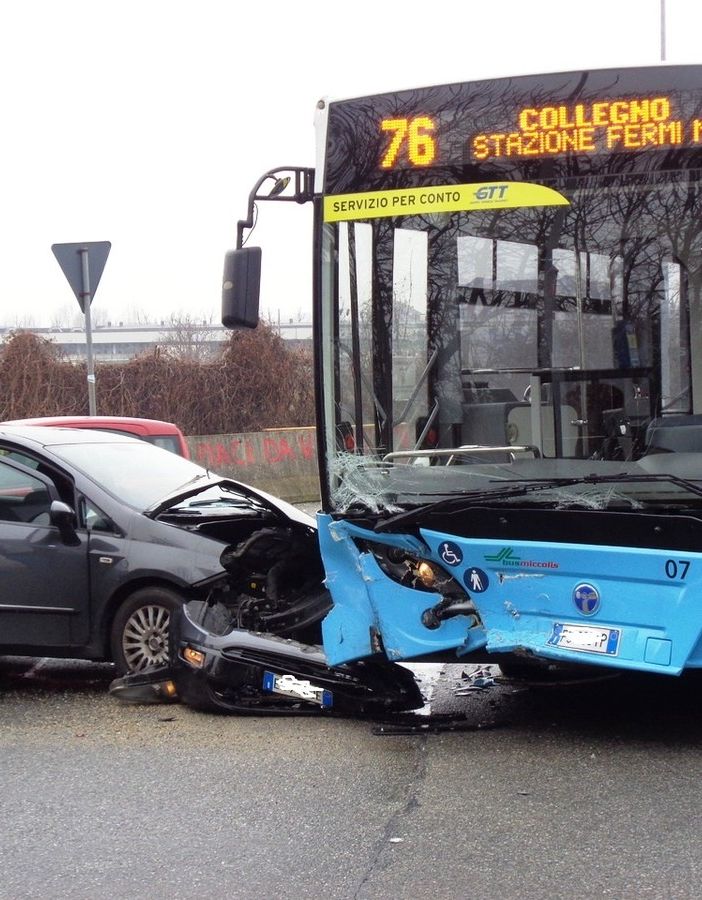 incidente di un pullman di linea con un'auto