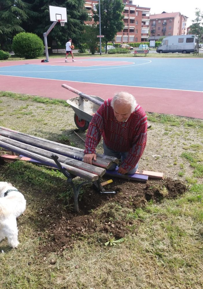 Agostino Crociani al lavoro per rimettere a posto la panchina rotta dai vandali