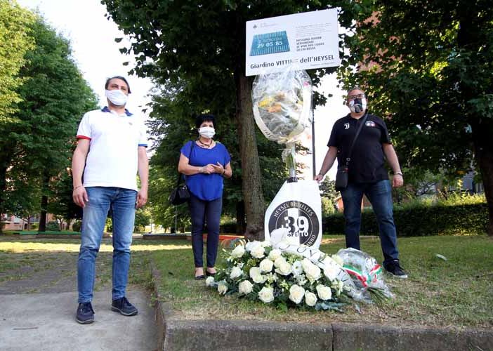 Tragedia dell'Heysel, la città di Grugliasco ha fatto memoria delle vittime nel giardino a loro intitolato