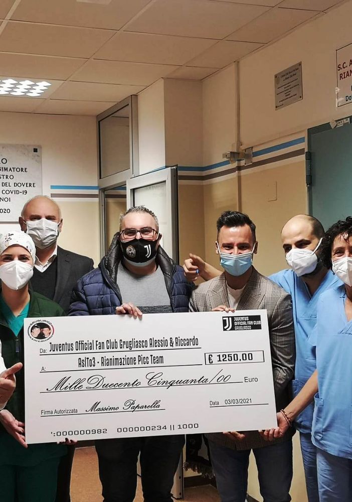 Persone che fanno una donazione in ospedale