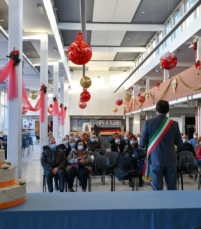 Il sindaco Montà con coppie che festeggiano i 50 anni di matrimonio
