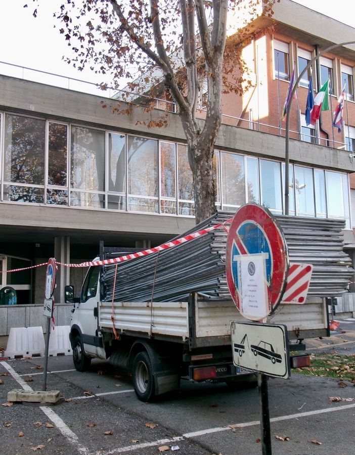 Grugliasco, lavori in corso in piazza Matteotti per riqualificare il palazzo comunale