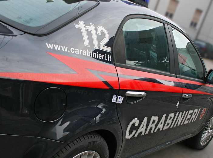 Estorce denaro all'ex datore di lavoro con minacce e insinuazioni: arrestata dai carabinieri