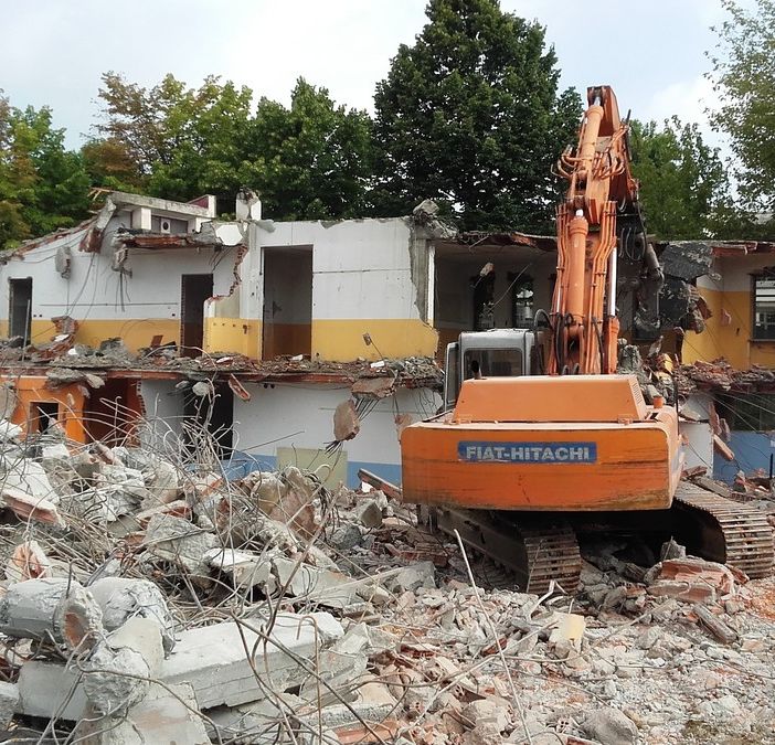 Scuola Luxembourg di Grugliasco: al via i lavori di demolizione del vecchio istituto