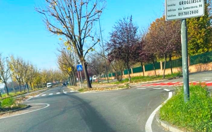 Grugliasco, il mezzo perde il gasolio lungo la strada: multa per il conducente di un autocarro