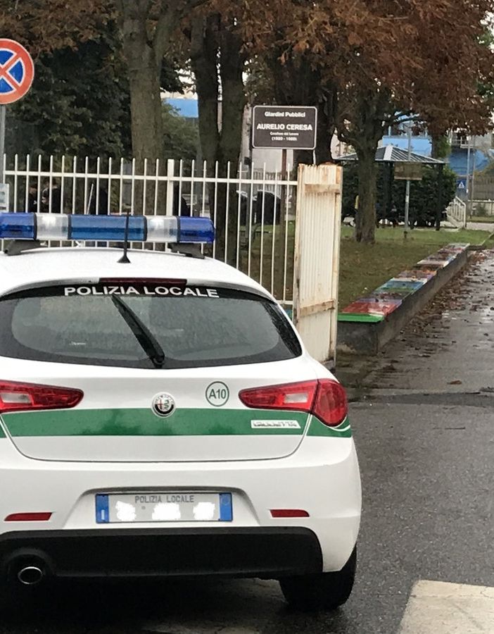 Grugliasco, i vigili in borghese sequestrano marijuana e semi ad alcuni adolescenti al parco Ceresa