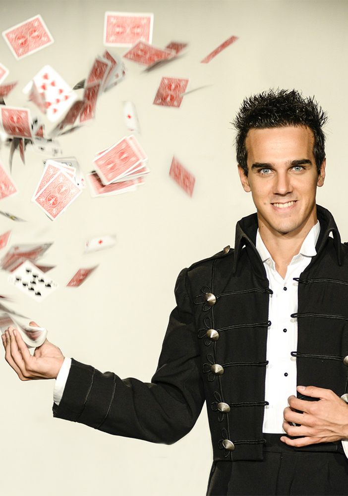 Luca Bono, l'illusionista protagonista dello show alla Casa del Teatro Ragazzi e Giovani