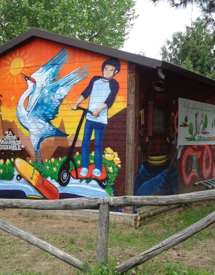 Casetta con murales in un parco