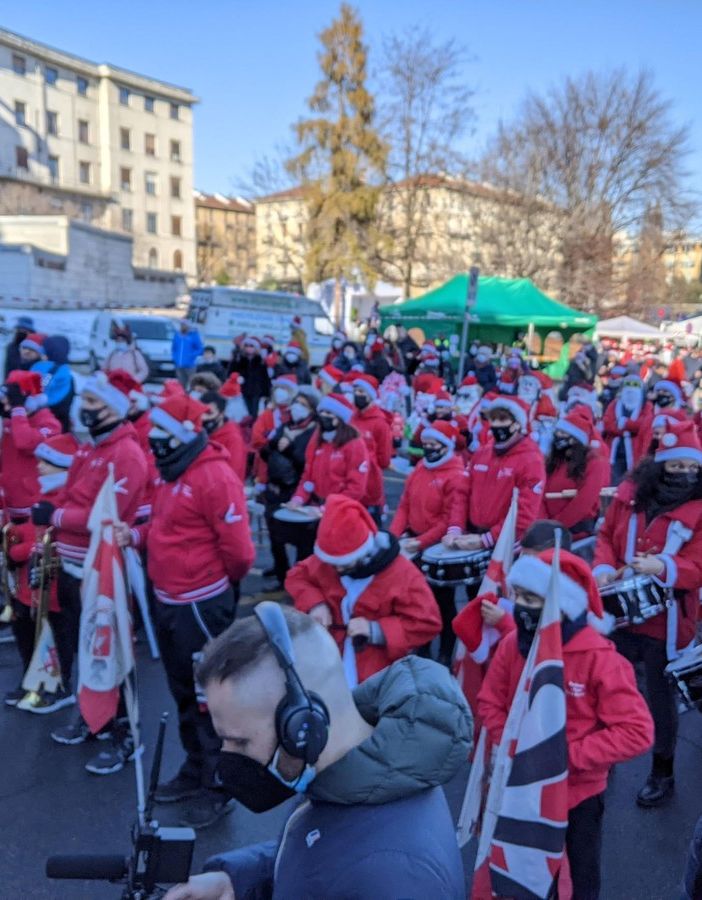 Sbandieratori davanti all'ospedale