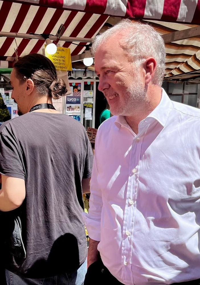 Paolo Damilano al mercato di piazza Foroni: &quot;Il voto delle Europee fondamentale per il futuro di tutti noi&quot;
