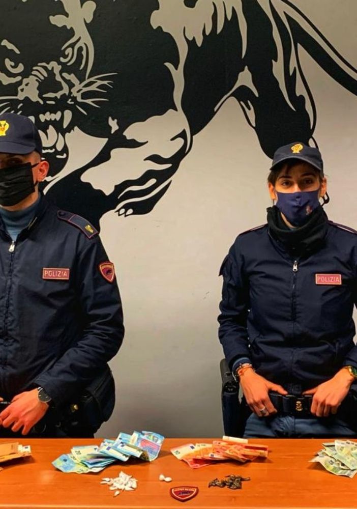 Prende il reddito di cittadinanza, ma spaccia per arrotondare: arrestato un 46enne di Grugliasco