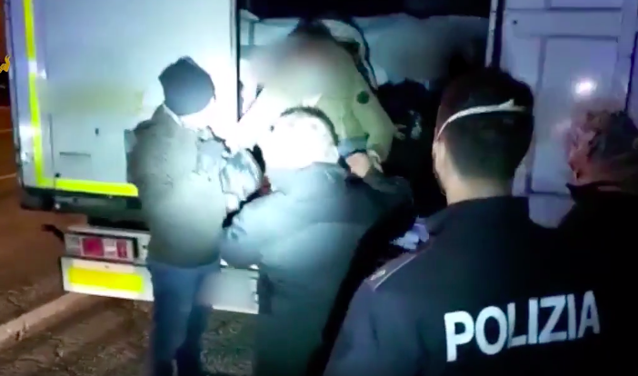 Arrestato passeur iracheno in alta Val Susa mentre cercava di far salire 10 migranti in un tir in sosta (VIDEO)