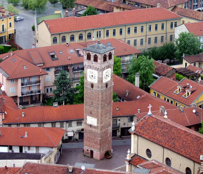 Grugliasco, torre civica e il Palazzo comunale illuminati per la giornata dedicata alla Sclerosi Tuberosa