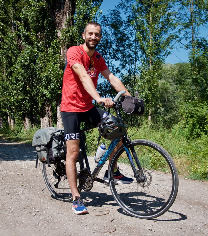 Valle, prove da candidato presidente: un tour in bici per incontrare territori e persone