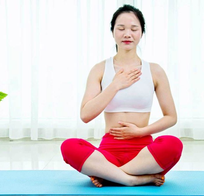 Donna che pratica yoga
