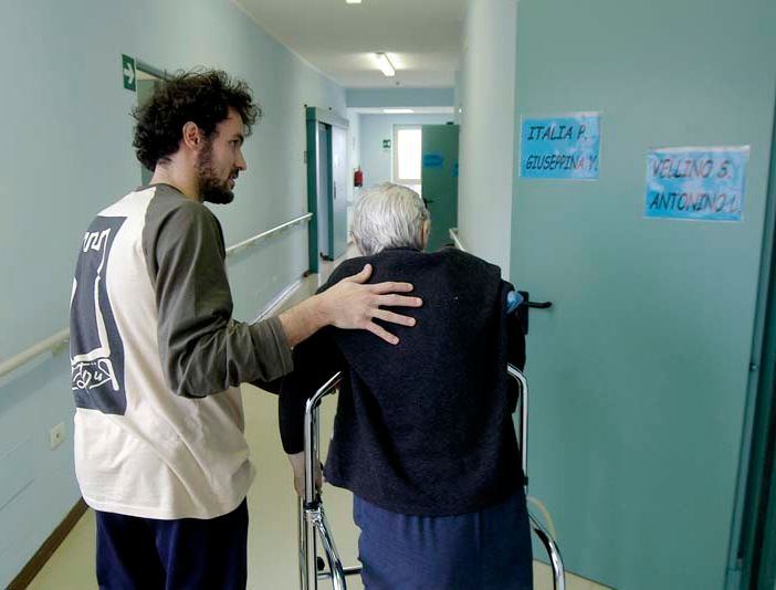 Dal 2 marzo a Grugliasco arriva il corso di caregiver per familiari: tutto quello che c'è da sapere