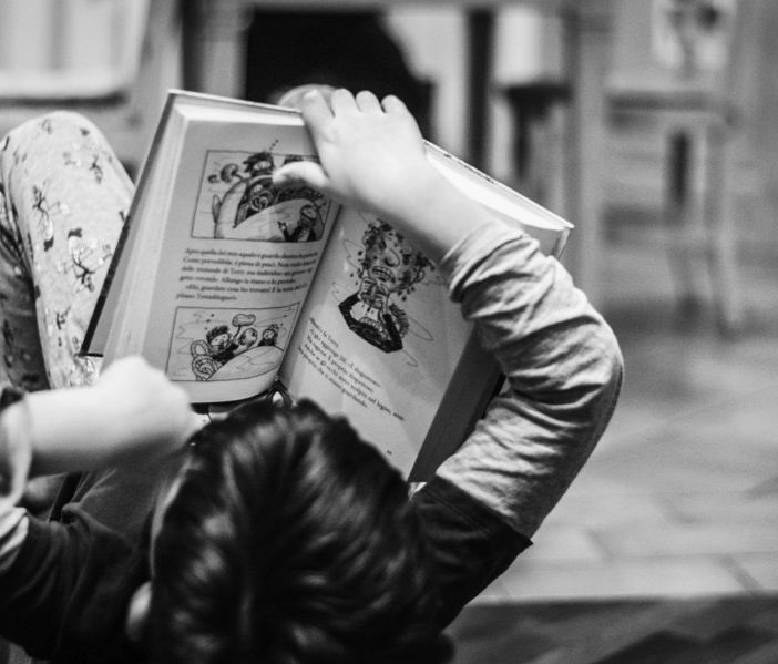 bambino che legge un libro