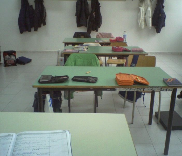 aula con banchi vuota