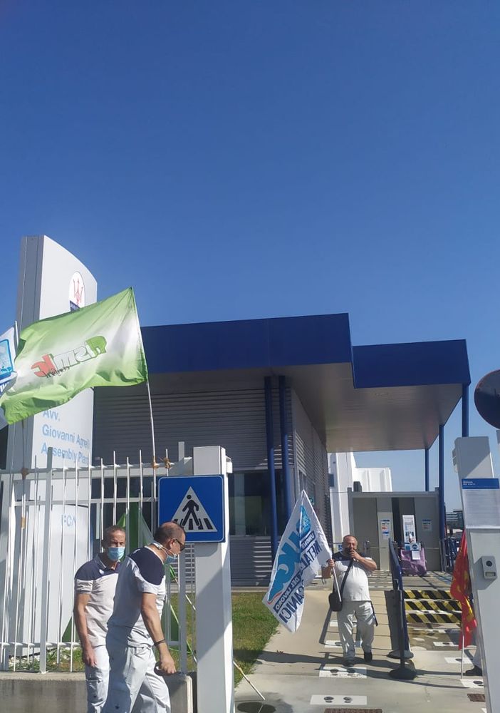 bandiere sindacati alla maserati