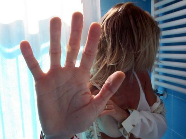 donna che si volta e si protegge