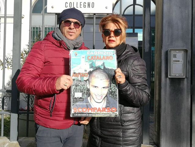 due persone con manifesto