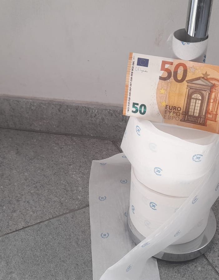 carta igienica e soldi