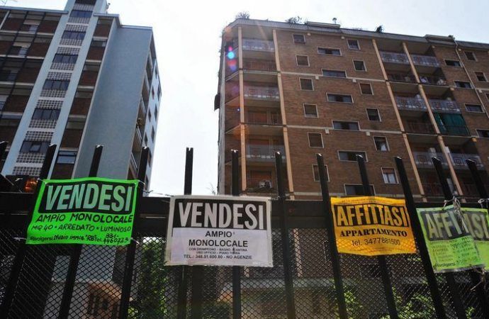 Cartelli vendesi attaccati a un cancello