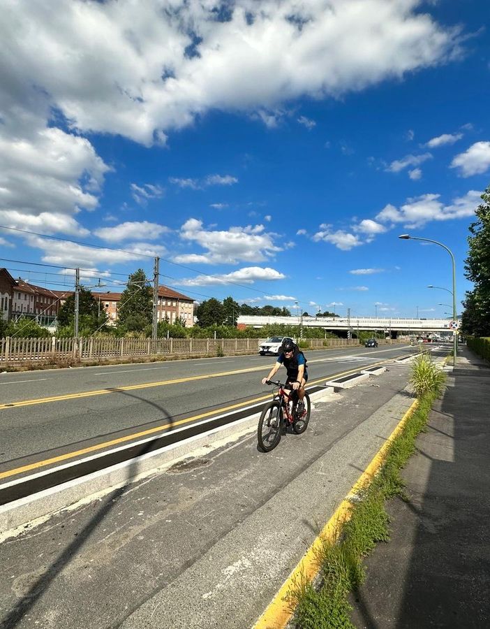 A Torino spunta una nuova pista ciclabile in via Tirreno: collegherà la città a Grugliasco