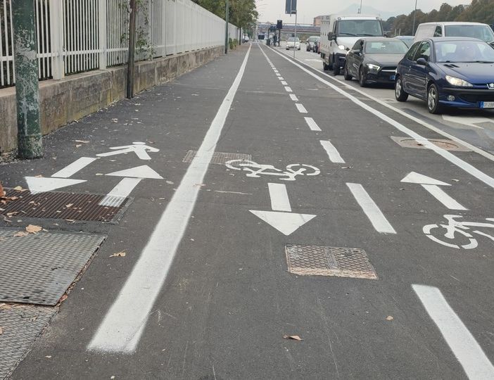 Semafori lampeggianti e dossi, il Comune ridisegna la ciclabile delle critiche di via Tirreno