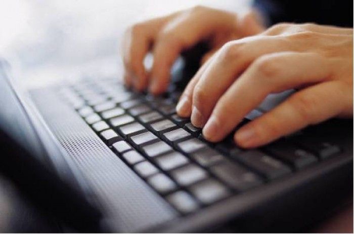 mani sulla tastiera di un computer