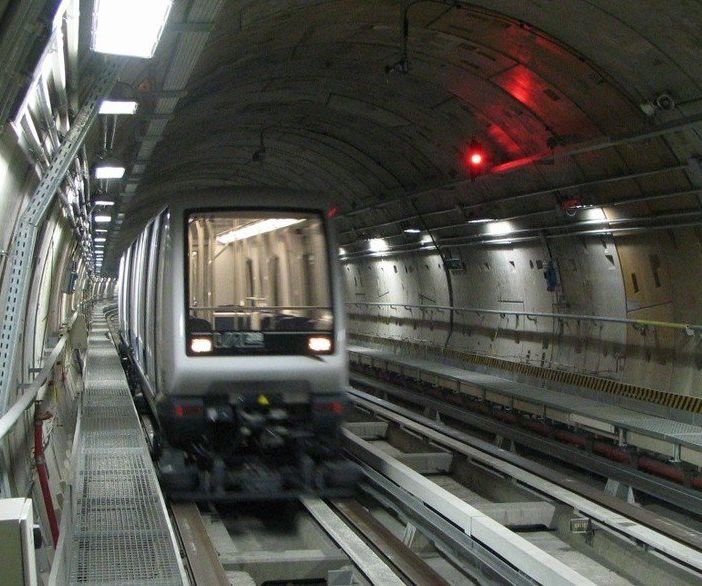 Trasporti, la metro è ferma dalle 19.30. Allo sciopero hanno aderito metà degli autisti di bus e tram