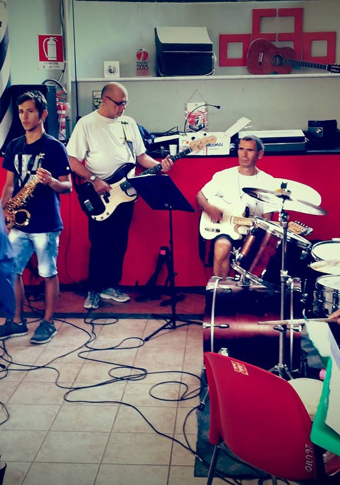 Persone che cantano e suonano in una stanza