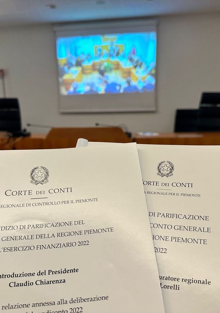Corte di conti con documenti aperti in primo piano