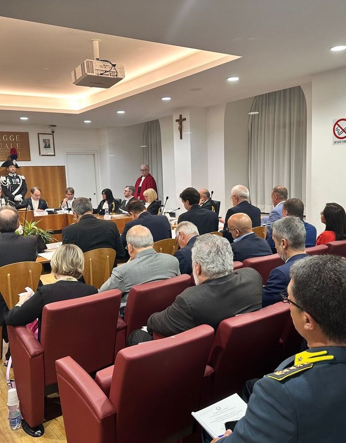 Riunione di persone sedute in platea
