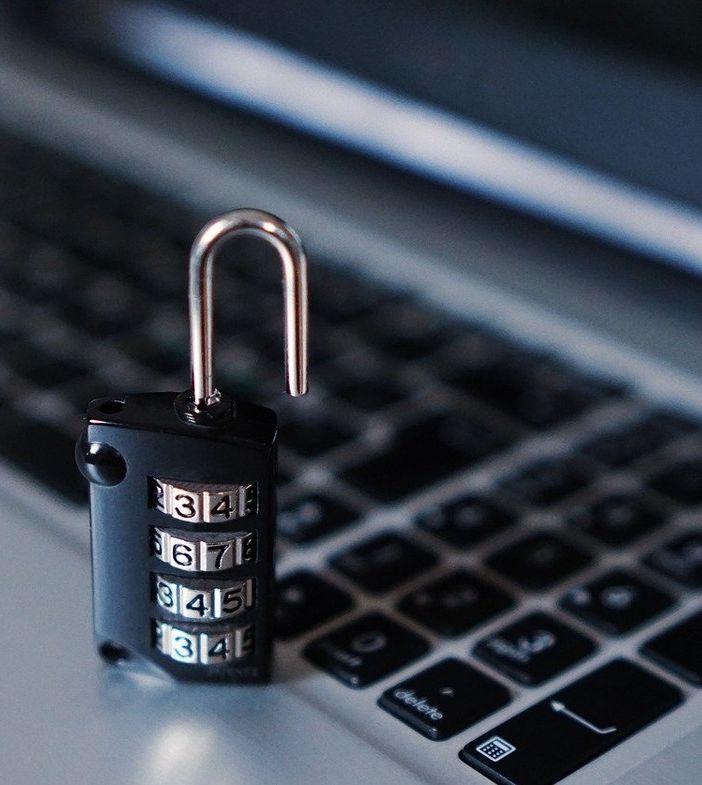 lucchetto appoggiato su una tastiera di pc